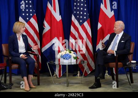 Photo du dossier datée du 21/09/2022, du Premier ministre Liz Truss tenant un accord bilatéral avec le président américain Joe Biden au bâtiment de l'ONU à New York, lors de sa visite aux États-Unis pour assister à l'Assemblée générale de l'ONU en 77th. Liz Truss a annoncé qu'elle démissionnerait à titre de Premier ministre. Date de publication : jeudi 20 octobre 2022. Banque D'Images