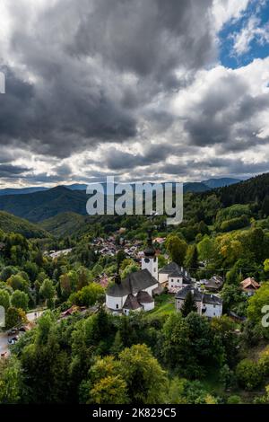 Spania Dolina, Slovaquie - 28 septembre 2022 : vue verticale de l'église catholique romaine de Spania Dolina Banque D'Images