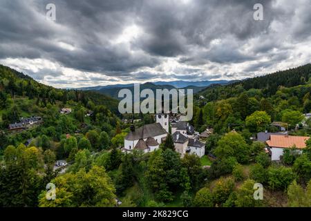 Spania Dolina, Slovaquie - 28 septembre 2022 : vue sur le village et l'église catholique romaine de Spania Dolina avec forêt verte d'été Banque D'Images