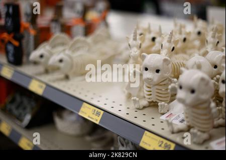 Philadelphie, États-Unis. 19th octobre 2022. Décorations d'halloween en plastique à vendre dans une épicerie à budget à Philadelphie, Pennsylvanie, États-Unis sur 19 octobre 2022. La Réserve fédérale surveille de près les taux d'inflation plus élevés que d'habitude, les consommateurs étant touchés par l'augmentation continue des coûts. Crédit : OOgImages/Alamy Live News Banque D'Images