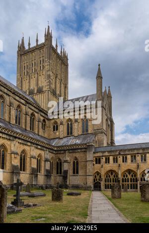 Wells, Royaume-Uni - 1 septembre 2022 : vue sur le cloître et le cimetière de la cathédrale gothique de Wells, 12th centreux, dans le Somerset Banque D'Images