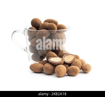 Amandes en chocolat enrobées de cacao isolées sur fond blanc. Banque D'Images