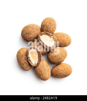 Amandes en chocolat enrobées de poudre de cacao isolées sur fond blanc. Banque D'Images