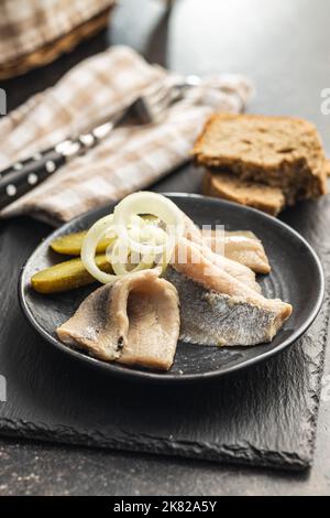 Poisson de hareng mariné sur l'assiette. Banque D'Images