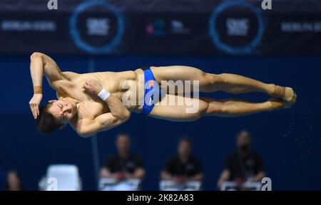 Berlin, Allemagne. 20th octobre 2022. Wang Zongyuan, de Chine, est en compétition lors de la préparation du tremplin masculin 3m à la coupe du monde de plongée de la FINA à Berlin, en Allemagne, le 20 octobre 2022. Crédit: REN Pengfei/Xinhua/Alay Live News Banque D'Images