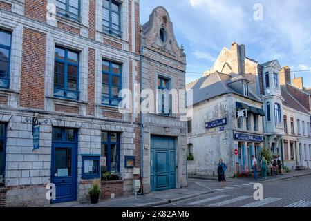 Scène de rue incluant le café de la place verte, rue Pierre Ledent, Montreuil-sur-Mer, France Banque D'Images