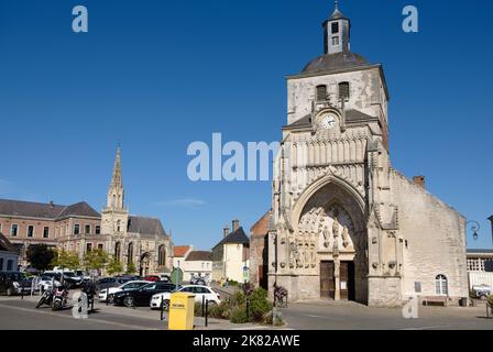 Abbaye Saint-Saulve; Église abbatiale Saint-Saulve, et place Gambetta, Montreuil-sur-Mer, France Banque D'Images