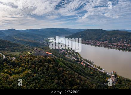 Visegrad, Hongrie - 6 octobre 2022 : vue panoramique sur la courbe du Danube à Visegrad avec le château historique de Visegrad en haut de la colline Banque D'Images