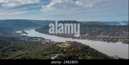 Visegrad, Hongrie - 6 octobre 2022 : panorama du coude du Danube à Visegrad avec le château historique de Visegrad en haut de la colline Banque D'Images