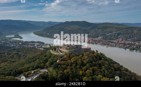 Visegrad, Hongrie - 6 octobre 2022 : vue panoramique sur la courbe du Danube à Visegrad avec le château historique de Visegrad en haut de la colline Banque D'Images