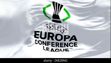 Prague, République tchèque, juillet 2022 : vue rapprochée du drapeau de la Ligue des conférences européennes de l'UEFA. Europa Conference League est un club de football annuel Banque D'Images