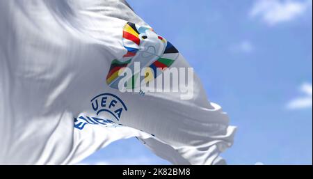 Berlin, Ger, octobre 2022 : vue arrière du drapeau de l'UEFA Euro 2024 volant dans le vent. L'édition 17th aura lieu du 14 juin au 14 juillet 2024 à Germa Banque D'Images