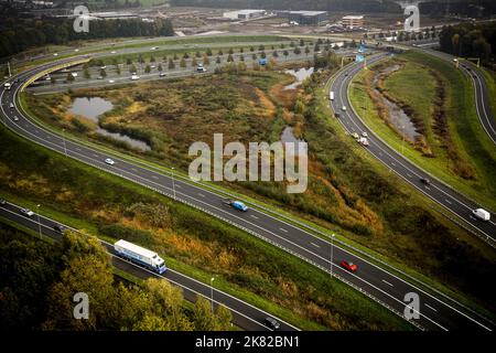 2022-10-20 14:34:39 DEN B.S. - Drone photo d'une enquête de police à l'échangeur d'Empel, où les corps de l'Hébe disparu (10) et Sanne (26) ont été trouvés dans l'eau la veille dans un Kia Picanto. Lundi Sanne a quitté Raamsdonksveer avec la fille dans la voiture. ANP ROB ENGELAR pays-bas sortie - belgique sortie Banque D'Images