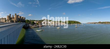 Conwy, Royaume-Uni - 27 août 2022 : vue panoramique du château de Conwy et du pont avec la ville fortifiée et le port derrière Banque D'Images