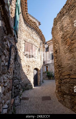 Rue de Tourtour avec maisons en pierre surmontée de tuiles rondes, un village très touristique dans le sud de la France. Tourtour surnommé est "le village dans les s Banque D'Images