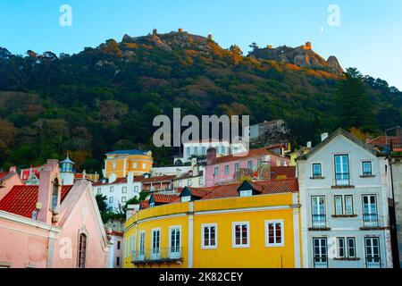 Château mauresque sur la colline, architecture de la vieille ville, maisons, coucher de soleil en soirée, Portugal Banque D'Images