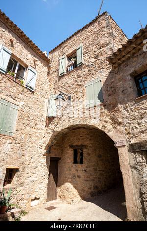 Rue de Tourtour avec maisons en pierre surmontée de tuiles rondes, un village très touristique dans le sud de la France. Banque D'Images