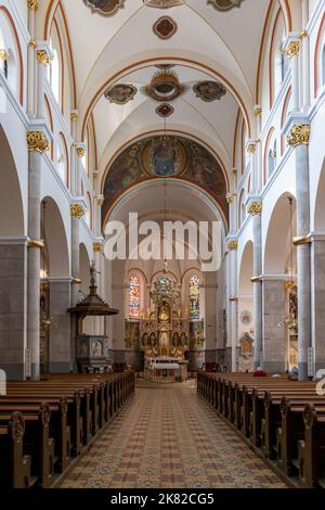 Maribor, Slovénie - 10 octobre 2022 : vue intérieure de la nef centrale de la basilique notre mère de la Miséricorde à Maribor Banque D'Images