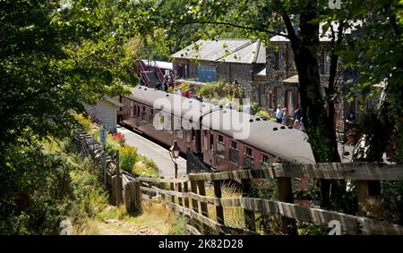 Trains autocars voitures et passagers touristes sur la plate-forme de la gare de Goathland en été NYMR North Yorkshire Moors Railway près de Whitby Angleterre Royaume-Uni Banque D'Images