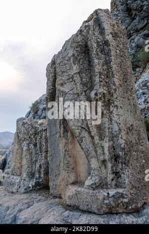 Le site historique d'Arsameia est sur des falaises abruptes et les structures ici sont atteintes par un chemin utilisé comme une route cérémonielle. Banque D'Images