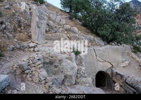 Le site historique d'Arsameia est sur des falaises abruptes et les structures ici sont atteintes par un chemin utilisé comme une route cérémonielle. Banque D'Images