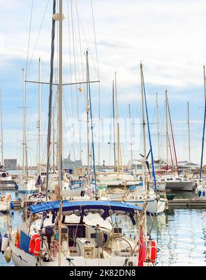 Yachts de luxe amarrés dans la marina, Italie Banque D'Images