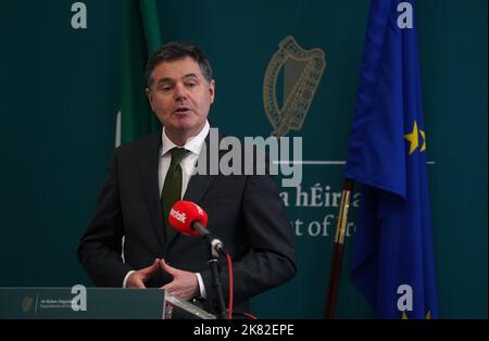 Le ministre des Finances, Paschal Donohoe, lors d'un exposé aux médias au ministère des Finances de Dublin, à la suite de la publication du projet de loi de finances 2022. Le ministre Donohoe a déclaré qu’il était impatient de poursuivre l’étroite amitié de l’Irlande avec le Royaume-Uni à la suite de la démission de Liz Truss au poste de Premier ministre. Date de la photo: Jeudi 20 octobre 2022. Banque D'Images