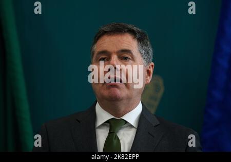 Le ministre des Finances, Paschal Donohoe, lors d'un exposé aux médias au ministère des Finances de Dublin, à la suite de la publication du projet de loi de finances 2022. Le ministre Donohoe a déclaré qu’il était impatient de poursuivre l’étroite amitié de l’Irlande avec le Royaume-Uni à la suite de la démission de Liz Truss au poste de Premier ministre. Date de la photo: Jeudi 20 octobre 2022. Banque D'Images