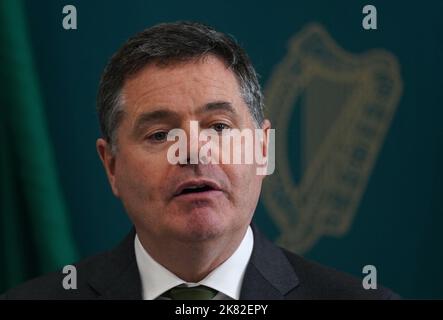Le ministre des Finances, Paschal Donohoe, lors d'un exposé aux médias au ministère des Finances de Dublin, à la suite de la publication du projet de loi de finances 2022. Le ministre Donohoe a déclaré qu’il était impatient de poursuivre l’étroite amitié de l’Irlande avec le Royaume-Uni à la suite de la démission de Liz Truss au poste de Premier ministre. Date de la photo: Jeudi 20 octobre 2022. Banque D'Images