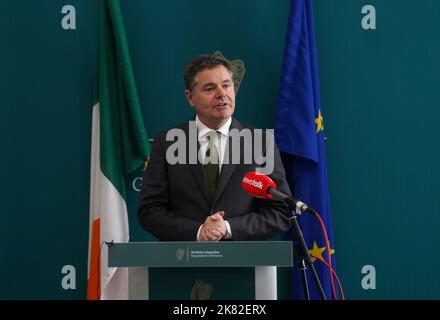 Le ministre des Finances, Paschal Donohoe, lors d'un exposé aux médias au ministère des Finances de Dublin, à la suite de la publication du projet de loi de finances 2022. Le ministre Donohoe a déclaré qu’il était impatient de poursuivre l’étroite amitié de l’Irlande avec le Royaume-Uni à la suite de la démission de Liz Truss au poste de Premier ministre. Date de la photo: Jeudi 20 octobre 2022. Banque D'Images