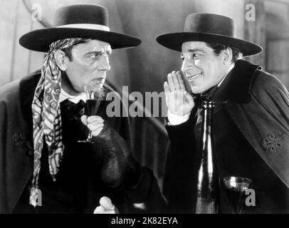 Film Lon Chaney & John George : The Unknown (1928) characters : Alonzo le Armless & COJO, Alonzo's Assistant 01 mai 1927 **AVERTISSEMENT** cette photographie est à usage éditorial exclusif et est le copyright de MGM et/ou du photographe attribué par la Société de film ou de production et ne peut être reproduite que par des publications dans le cadre de la promotion du film ci-dessus. Un crédit obligatoire pour MGM est requis. Le photographe doit également être crédité lorsqu'il est connu. Aucune utilisation commerciale ne peut être accordée sans l'autorisation écrite de la Société du film. Banque D'Images