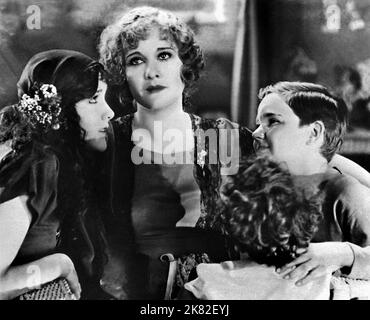 Mary Brian, Esther Ralston & Jack Murphy film: Peter Pan (1939) personnages: Wendy Moira Angela Darling,Mme Darling & John Napoleon Darling 01 mai 1924 **AVERTISSEMENT** cette photographie est destinée à un usage éditorial exclusif et est protégée par les droits d'auteur de la Société du film et/ou du photographe attribué par la Société du film ou de la production et ne peut être reproduite que par des publications dans le cadre de la promotion du film ci-dessus. Un crédit obligatoire pour la société de film est requis. Le photographe doit également être crédité lorsqu'il est connu. Aucune utilisation commerciale ne peut être accordée sans l'autorisation écrite de la Société du film. Banque D'Images