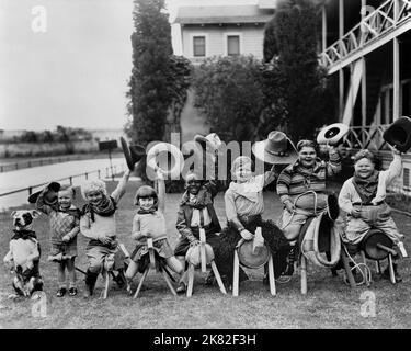 Les enfants jouent sur des chevaux en bois film: Our Gang (Kurzfilm) USA 1922, / aka: 'The Little Rascals' Director: Robert F. McGowan 05 novembre 1922 **AVERTISSEMENT** cette photographie est à usage éditorial exclusif et est le droit d'auteur de HAL ROACH STUDIOS et/ou le photographe assigné par la Société de film ou de production et ne peut être reproduite que par des publications dans le cadre de la promotion du film ci-dessus. Un crédit obligatoire pour HAL ROACH STUDIOS est requis. Le photographe doit également être crédité lorsqu'il est connu. Aucune utilisation commerciale ne peut être accordée sans l'autorisation écrite de la Société du film. Banque D'Images