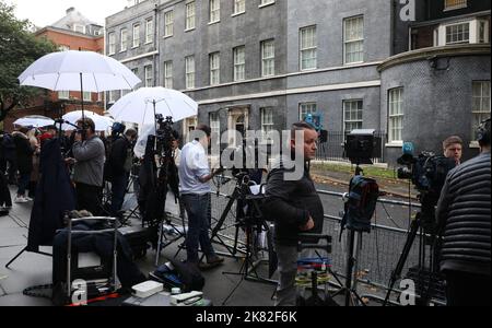 Londres, Royaume-Uni. 20th octobre 2022. Rapport des médias internationaux sur la démission de choc du Premier ministre britannique Liz Truss, qui a prononcé jeudi un discours de démission au n° 10 Downing St, 20 octobre 2022. Mme Truss a démissionné après seulement 44 jours. Un nouveau dirigeant sera annoncé dans une semaine après une campagne électorale accélérée. Photo de Hugo Philpott/UPI crédit: UPI/Alay Live News Banque D'Images