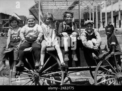 Jackie Condon, Joe Cobb, Mary Kornmann, Mickey Donalds & Allen Farina Hoskins film: Our Gang (Kurzfilm) personnages: Jackie,,, et USA 1922, / aka: 'The Little Rascals' Director: Robert F. McGowan 05 novembre 1922 **AVERTISSEMENT** cette photographie est à usage éditorial exclusif et est le droit d'auteur de HAL ROACH STUDIOS et/ou le photographe assigné par la Société de film ou de production et ne peut être reproduite que par des publications dans le cadre de la promotion du film ci-dessus. Un crédit obligatoire pour HAL ROACH STUDIOS est requis. Le photographe doit également être crédité lorsqu'il est connu. Aucune utilisation commerciale ne peut Banque D'Images