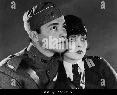 Charles 'Buddy' Rogers & Clara Bow film: Wings (USA 1927) personnages: Jack Powell, Mary Preston Directeur: William A. Wellman 19 mai 1927 **AVERTISSEMENT** cette photographie est destinée à un usage éditorial exclusif et est le droit d'auteur de PARAMOUNT et/ou le photographe assigné par la Société de film ou de production et ne peut être reproduite que par des publications en conjonction avec la promotion du film ci-dessus. Un crédit obligatoire pour PARAMOUNT est requis. Le photographe doit également être crédité lorsqu'il est connu. Aucune utilisation commerciale ne peut être accordée sans l'autorisation écrite de la Société du film. Banque D'Images