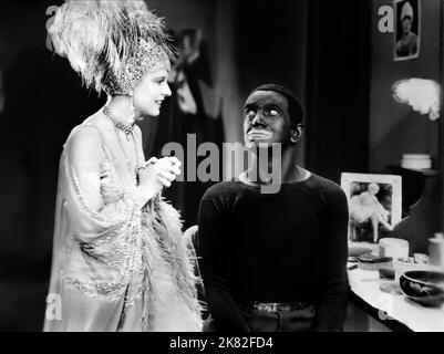 May McAvoy & Al Jolson film: The Jazz Singer (USA 1927) personnages: Mary Dale & Jakie Rabinowitz (Jack Robin) Directeur: Alan Crosland 06 octobre 1927 **AVERTISSEMENT** cette photographie est à usage éditorial exclusif et est le copyright de WARNER BROS. Et/ou le photographe assigné par la Société du film ou de la production et ne peut être reproduite que par des publications dans le cadre de la promotion du film ci-dessus. Un crédit obligatoire pour WARNER BROS est requis. Le photographe doit également être crédité lorsqu'il est connu. Aucune utilisation commerciale ne peut être accordée sans l'autorisation écrite de la Société du film. Banque D'Images