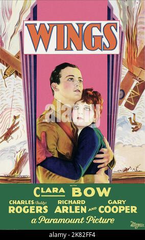 Charles 'Buddy' Rogers & Clara Bow Poster film: Wings (USA 1927) personnages: Jack Powell, Mary Preston Directeur: William A. Wellman 19 mai 1927 **AVERTISSEMENT** cette photographie est destinée à un usage éditorial exclusif et est le droit d'auteur de PARAMOUNT et/ou le photographe assigné par la Société de film ou de production et ne peut être reproduite que par des publications en conjonction avec la promotion du film ci-dessus. Un crédit obligatoire pour PARAMOUNT est requis. Le photographe doit également être crédité lorsqu'il est connu. Aucune utilisation commerciale ne peut être accordée sans l'autorisation écrite de la Société du film. Banque D'Images