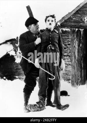 Charlie Chaplin film la ruée vers l'or (USA 1925) / Stumm réalisateur : Charles Chaplin 26 juin 1925 **AVERTISSEMENT** cette photographie est réservée à un usage éditorial et est la propriété de CHARLES CHAPLIN PRODUCTIONS et/ou du photographe désigné par le film ou la société de production et ne peut être reproduite que par des publications en liaison avec la promotion du film ci-dessus. Un crédit obligatoire pour CHARLES CHAPLIN PRODUCTIONS est requis. Le photographe doit également être crédité lorsqu'il est connu. Aucune utilisation commerciale ne peut être accordée sans autorisation écrite de The film Company. Banque D'Images
