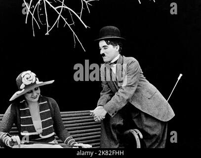 Edna Purviance & Charlie Chaplin film: The Bond (Kurzfilm) personnages: Charlie's Wife & USA 1918, Director: Charles Chaplin 29 septembre 1918 **AVERTISSEMENT** cette photographie est à usage éditorial exclusif et est le copyright de CHARLES CHAPLIN PRODUCTIONS et/ou le photographe assigné par la Société de film ou de production et ne peut être reproduite que par des publications dans le cadre de la promotion du film ci-dessus. Un crédit obligatoire pour LES PRODUCTIONS DE CHARLES CHAPLIN est requis. Le photographe doit également être crédité lorsqu'il est connu. Aucune utilisation commerciale ne peut être accordée sans l'autorisation écrite de l'IF Banque D'Images