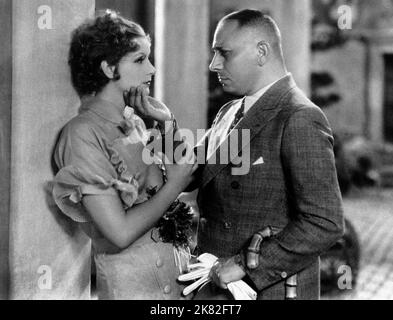 GRETA Garbo & Erich Von Stroheim film: Comme vous le désirez (USA 1932) personnages: Zara aka Maria, Carl Salter / Titel Auch: 'Wie du Mich Willst' Directeur: George Fitzmaurice 28 mai 1932 **AVERTISSEMENT** cette photographie est destinée à un usage éditorial exclusif et est protégée par les droits d'auteur de MGM et/ou du photographe attribué par la Société de film ou de production et ne peut être reproduite que par des publications en conjonction avec la promotion du film ci-dessus. Un crédit obligatoire pour MGM est requis. Le photographe doit également être crédité lorsqu'il est connu. Aucune utilisation commerciale ne peut être accordée sans l'autorisation écrite de film Comp Banque D'Images