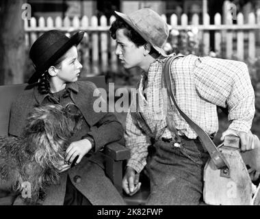 Virginia Weidler, Toto & Gene Reynolds film: Bad Little Angel (USA 1939) personnages: Patricia Victoria 'Patsy' Sanderson, Thomas 'Tommy' Wilks Directeur: Wilhelm Thiele 27 octobre 1939 **AVERTISSEMENT** cette photographie est à usage éditorial exclusif et est le copyright de MGM et/ou le photographe assigné par la Société de film ou de production et ne peut être reproduite que par des publications en conjonction avec la promotion du film ci-dessus. Un crédit obligatoire pour MGM est requis. Le photographe doit également être crédité lorsqu'il est connu. Aucune utilisation commerciale ne peut être accordée sans l'autorisation écrite du film COM Banque D'Images