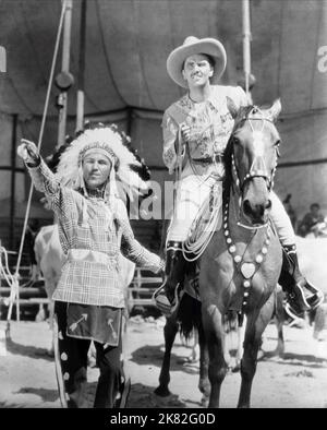 Chief Thunderbird & Preston Foster film: Annie Oakley (USA 1935) personnages: Chief sitting Bull, Toby Walker Directeur: George Stevens 15 novembre 1935 **AVERTISSEMENT** cette photographie est à usage éditorial exclusif et est le droit d'auteur de RKO RADIO IMAGES et/ou le photographe assigné par la Société du film ou de la production et ne peut être reproduit que par des publications dans le cadre de la promotion du film ci-dessus. Un crédit obligatoire pour LES IMAGES DE LA RADIO RKO est requis. Le photographe doit également être crédité lorsqu'il est connu. Aucune utilisation commerciale ne peut être accordée sans l'autorisation écrite de film Compas Banque D'Images