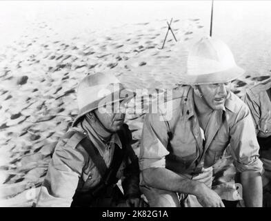 Herbert Mundin, Errol Flynn & Billy Bevan film: Another Dawn (USA 1937) personnages: Wilkins, Wister's Orderly, Captain Denny Roark, Pvt. Hawkins Directeur: William Dieterie 26 juin 1937 **AVERTISSEMENT** cette photographie est à usage éditorial seulement et est le copyright de WARNER BROS. Et/ou le photographe assigné par la Société de film ou de production et ne peut être reproduit que par des publications dans le cadre de la promotion du film ci-dessus. Un crédit obligatoire pour WARNER BROS est requis. Le photographe doit également être crédité lorsqu'il est connu. Aucune utilisation commerciale ne peut être accordée sans autorisation écrite Banque D'Images