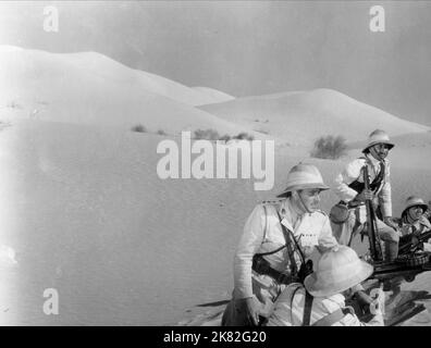 Herbert Mundin, Errol Flynn & Billy Bevan film: Another Dawn (1937) personnages: Wilkins, Wister's Orderly, Captain Denny Roark, Pvt. Hawkins Directeur: William Dieterie 26 juin 1937 **AVERTISSEMENT** cette photographie est à usage éditorial seulement et est le copyright de WARNER BROS. Et/ou le photographe assigné par la Société de film ou de production et ne peut être reproduit que par des publications dans le cadre de la promotion du film ci-dessus. Un crédit obligatoire pour WARNER BROS est requis. Le photographe doit également être crédité lorsqu'il est connu. Aucune utilisation commerciale ne peut être accordée sans autorisation écrite fr Banque D'Images