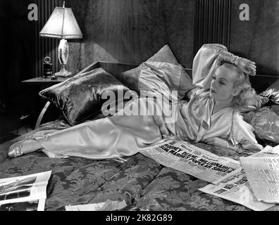 Carole Lombard film Brief moment (USA 1933) personnages : Abby Fane réalisateur : David Burton 08 septembre 1933 **AVERTISSEMENT** cette photographie est réservée à un usage éditorial et est la propriété intellectuelle de COLUMBIA PICTURES et/ou du photographe désigné par The film or production Company et ne peut être reproduite que par des publications dans le cadre de la promotion du film ci-dessus. Un crédit obligatoire pour COLUMBIA PICTURES est requis. Le photographe doit également être crédité lorsqu'il est connu. Aucune utilisation commerciale ne peut être accordée sans autorisation écrite de The film Company. Banque D'Images