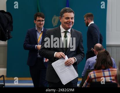 Le ministre des Finances, Paschal Donohoe, à la suite d'un exposé des médias au ministère des Finances, à Dublin, à la suite de la publication du projet de loi sur les finances 2022. Le ministre Donohoe a déclaré qu’il était impatient de poursuivre l’étroite amitié de l’Irlande avec le Royaume-Uni à la suite de la démission de Liz Truss au poste de Premier ministre. Date de la photo: Jeudi 20 octobre 2022. Banque D'Images