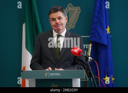 Le ministre des Finances, Paschal Donohoe, lors d'un exposé aux médias au ministère des Finances de Dublin, à la suite de la publication du projet de loi de finances 2022. Le ministre Donohoe a déclaré qu’il était impatient de poursuivre l’étroite amitié de l’Irlande avec le Royaume-Uni à la suite de la démission de Liz Truss au poste de Premier ministre. Date de la photo: Jeudi 20 octobre 2022. Banque D'Images