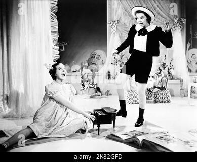 Fanny Brice & Judy Garland film: Everybody Sing (USA 1938) personnages: Olga Chekaloff, Judy Bellaire Directeur: Edwin L. Marin 04 février 1938 **AVERTISSEMENT** cette photographie est destinée à un usage éditorial exclusif et est protégée par les droits d'auteur de MGM et/ou du photographe attribué par la Société de film ou de production et ne peut être reproduite que par des publications dans le cadre de la promotion du film ci-dessus. Un crédit obligatoire pour MGM est requis. Le photographe doit également être crédité lorsqu'il est connu. Aucune utilisation commerciale ne peut être accordée sans l'autorisation écrite de la Société du film. Banque D'Images