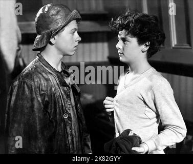 Mickey Rooney & Freddie Bartholomew film : Capitaines courageux (USA 1937) 11 Mai 1937 **AVERTISSEMENT** cette photo est destinée à un usage éditorial exclusif et est le copyright de MGM et/ou le photographe assigné par la Société de film ou de production et ne peut être reproduite que par des publications dans le cadre de la promotion du film ci-dessus. Un crédit obligatoire pour MGM est requis. Le photographe doit également être crédité lorsqu'il est connu. Aucune utilisation commerciale ne peut être accordée sans l'autorisation écrite de la Société du film. Banque D'Images